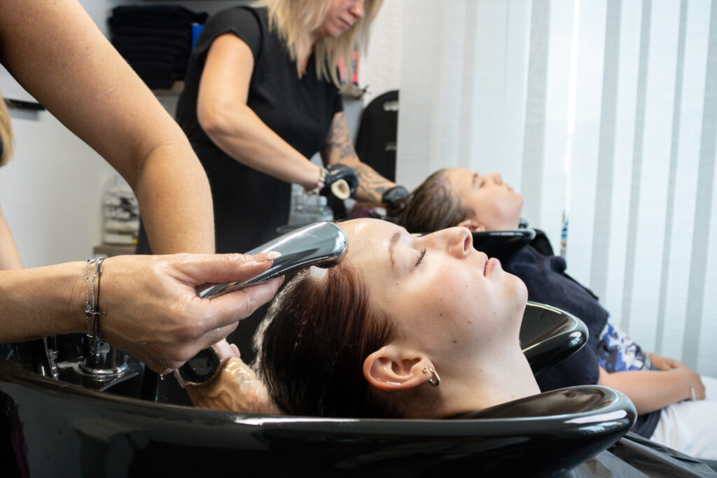 Petra wäscht Kundin die Haare
